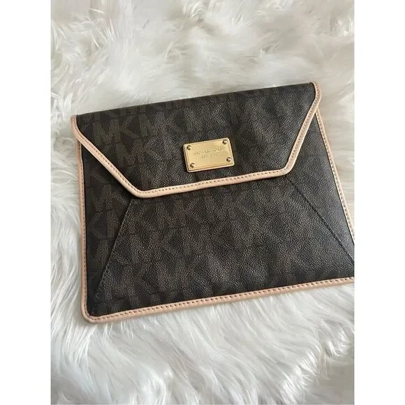 Michael Kors Envelope Clutch iPad cover or reading kindle Modern And stylish - Picture 1 of 9